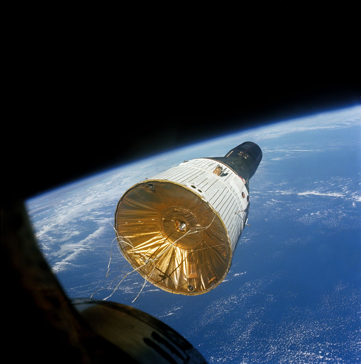 Gemini VI in een baan 257 km boven de aarde, 15 december 1965 door James A Lovell Jr