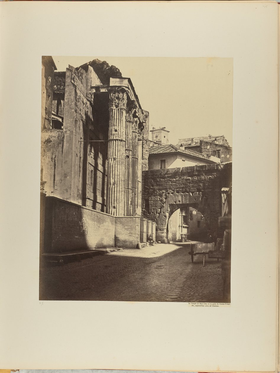 De Tempel van Mars Ultor en de toegangspoort tot het Forum van Augustus, nu de Arco de