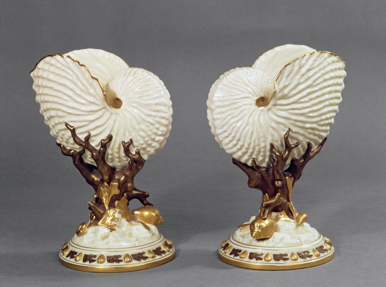 Paar Worcester vazen in de vorm van Nautilusschelpen, 1880 door James Hadley