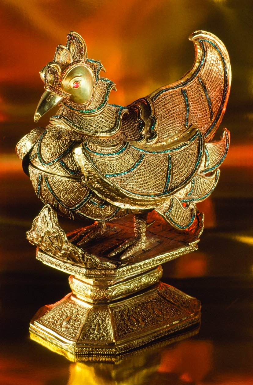 Een heilige met juwelen versierde gouden gans die ooit betelnoten bevatte. Londen, Engeland. door James L Stanfield