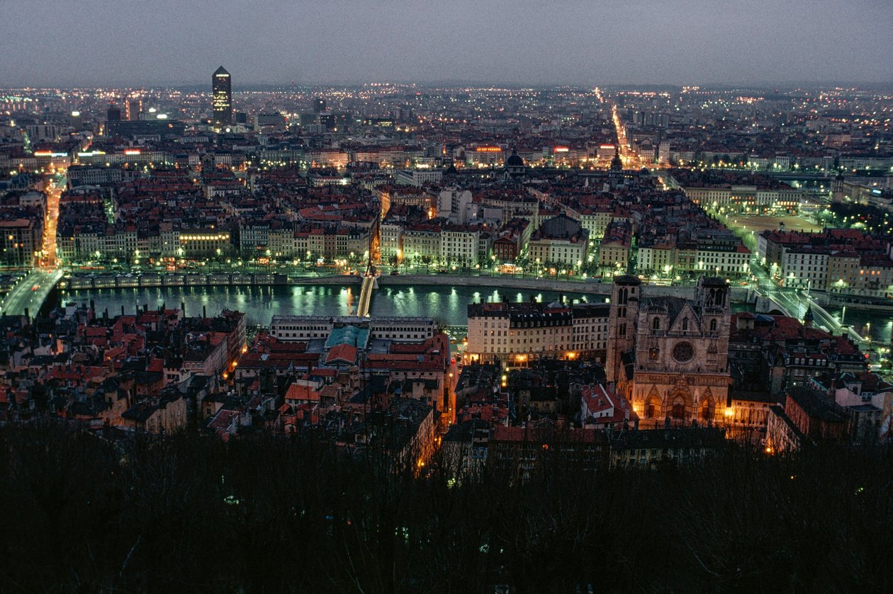 Een uitzicht op Lyon tussen de Pont de la Feuillite, de Pont Bonaparte bij schemering... door James L Stanfield