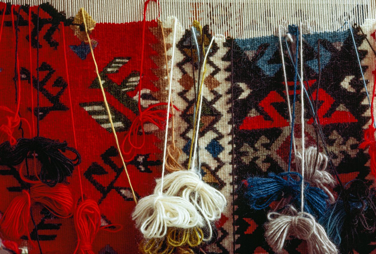 Detail van een gedeeltelijk voltooid handgeweven tapijt. Kotel, Bulgarije door James L Stanfield