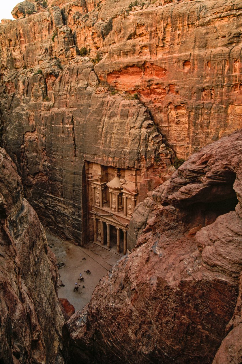 Verhoogd uitzicht op de Nabateese tempel genaamd Al-Khazneh en de Farao