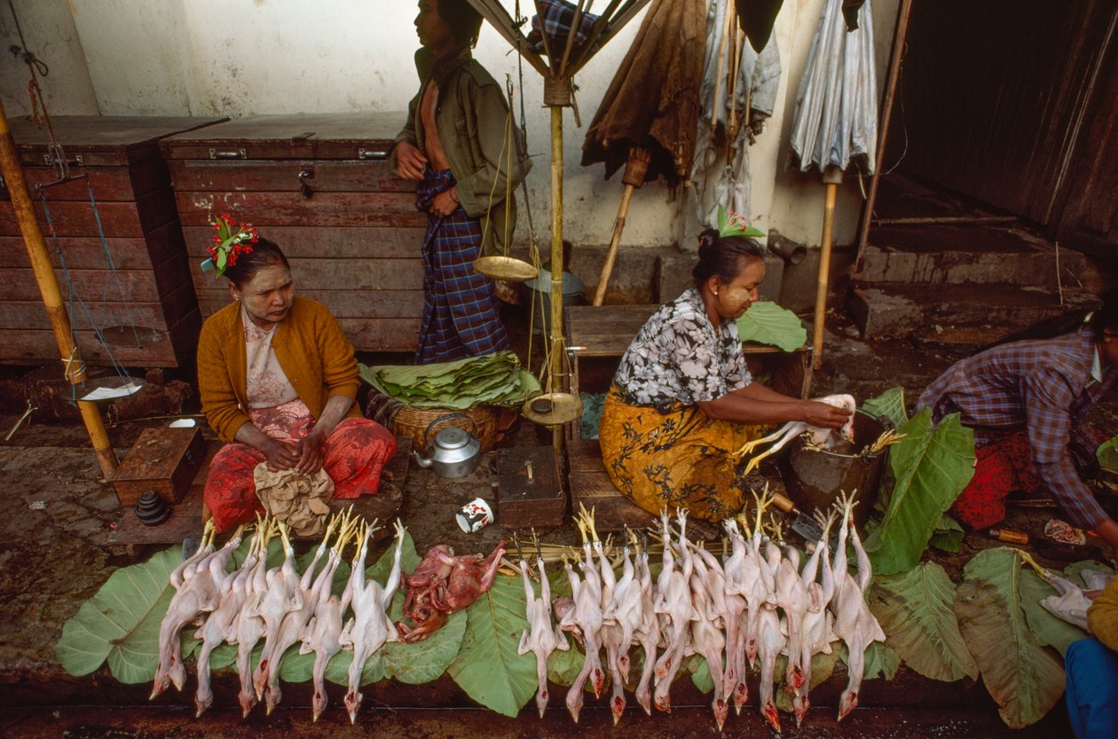 Voedselverkopers met gezichten versierd met thanaka, poedervormige boomschors. Taunggyi, Birma door James L Stanfield