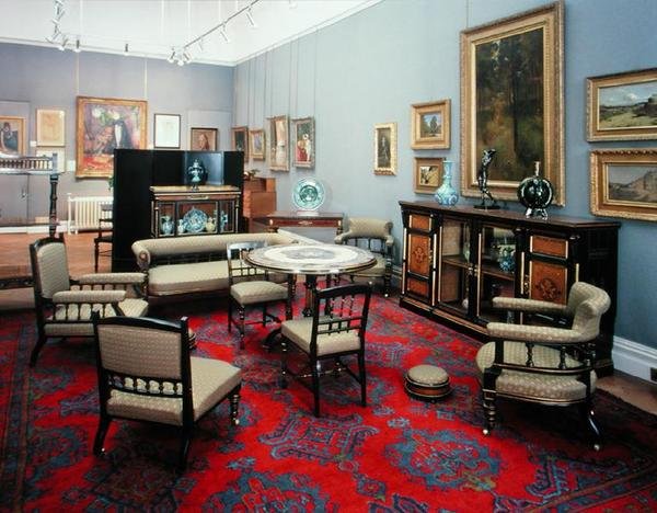 Suite bestaande uit een kast, centrale tafel, sofa, paar zijstoelen, paar fauteuils, verpleegstoel, fauteuil en kaarttafel door James Lamb of Manchester
