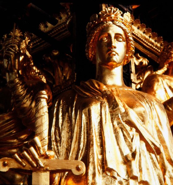 Gerechtigheid, een van de vier kardinale deugden van de toren van het Albert Memorial, voltooid in 1876 door James Redfern