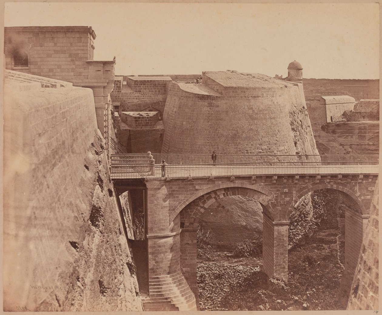 Brug bij de Porta Reale, Malta, circa 1856 door James Robertson