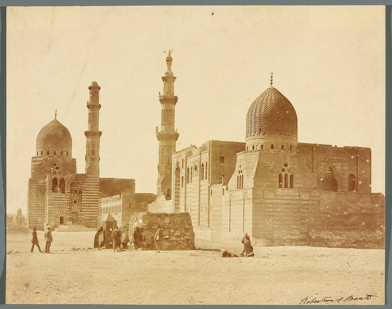 Egypte. Caïro. Twee religieuze grafcomplexen in de Noordelijke Necropolis: van de Mammelukse sultan Inal, midden 15e eeuw [rechts], en van de Mammelukse emir Kurkumas, begin 16e eeuw [links] door James Robertson