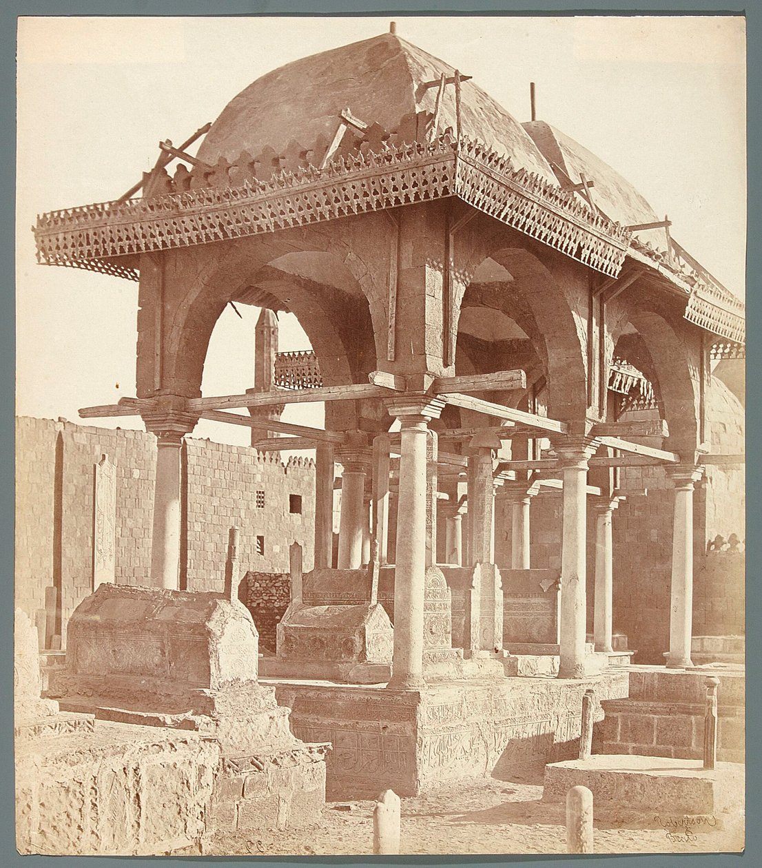 Egypte. Caïro. Familietombes uit de Ottomaanse tijd in de zuidelijke necropolis (18e eeuw) door James Robertson