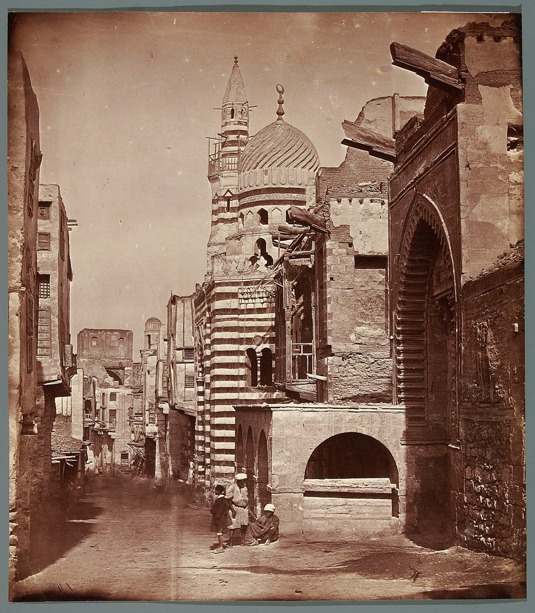 Egypte. Caïro. Moskee van de mamlukse emir Ajtmisz Al-Badżasi (1383/1384) door James Robertson