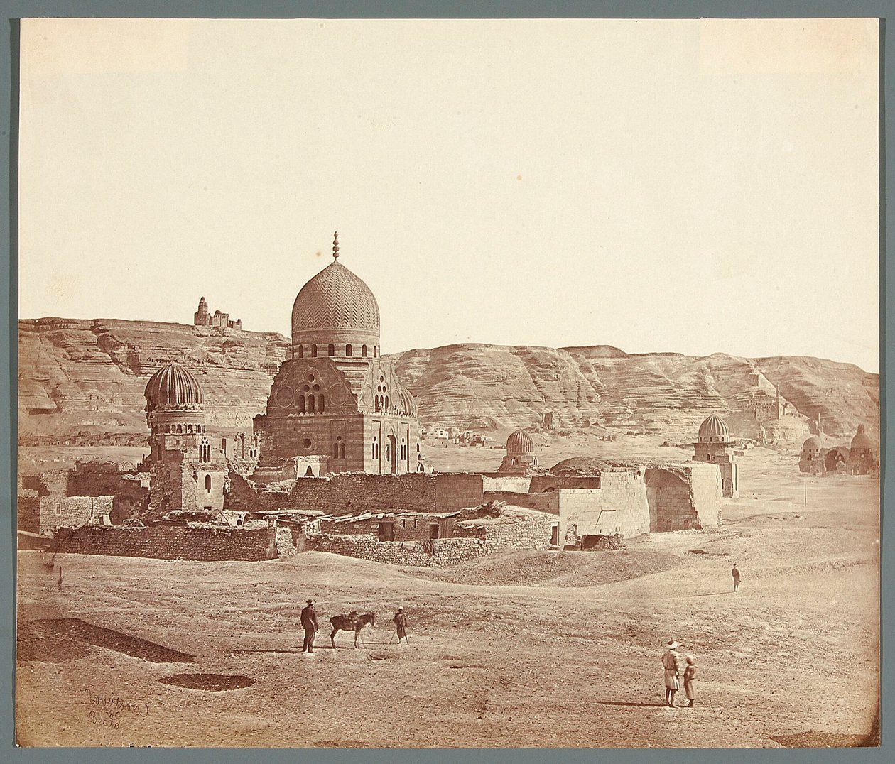Egypte. Caïro. De Zuidelijke Necropolis. Op de voorgrond het mausoleum van Sudun (1504), op de achtergrond op het plateau van Mukattam de Al-Djujusji-moskee door James Robertson