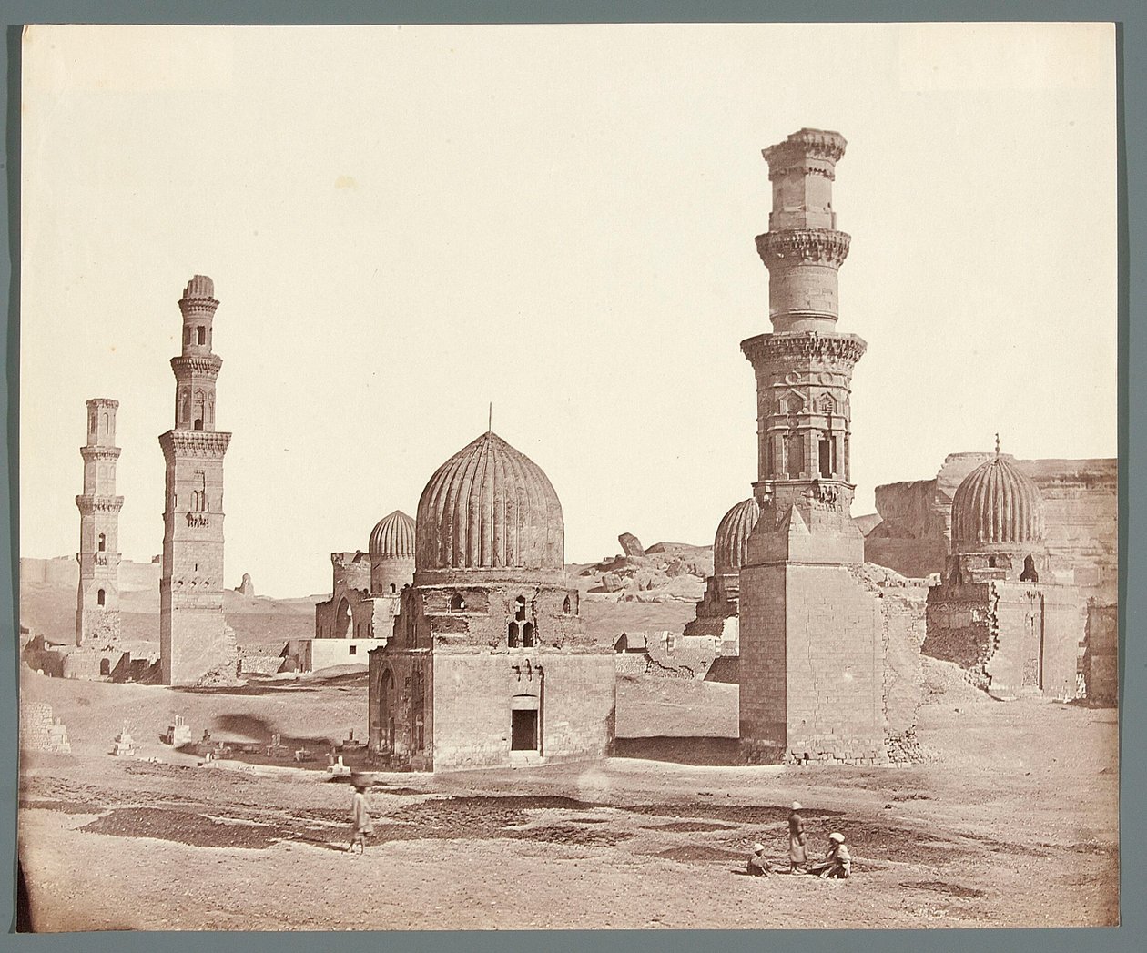 Egypte. Caïro. Zuidelijke necropolis. Op de voorgrond de minaret bij het mausoleum van Ali Badr Al-Karafi (1300-1310), op de achtergrond de Kusum-minaret uit de Mammelukkentijd door James Robertson