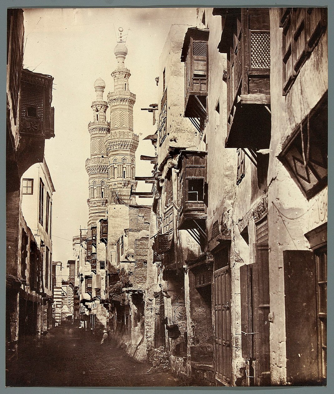 Egypte. Caïro. Steegje - op de achtergrond minaretten van de Mammelukse moskee van Al-Mu