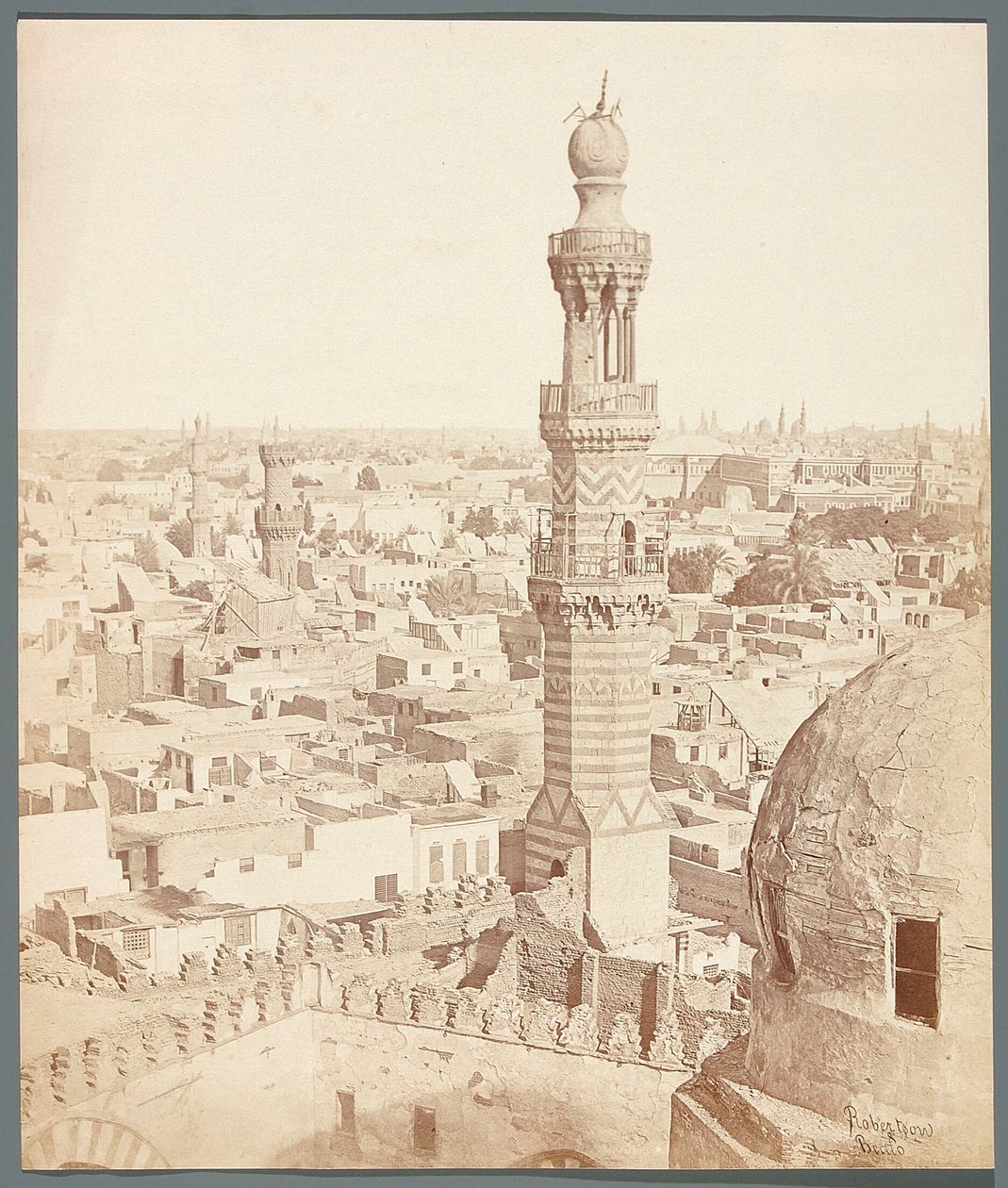 Egypte. Caïro. Gezicht vanaf de madrasa - mausoleum van de Mammelukse emir Sarghitmish (1356) door James Robertson