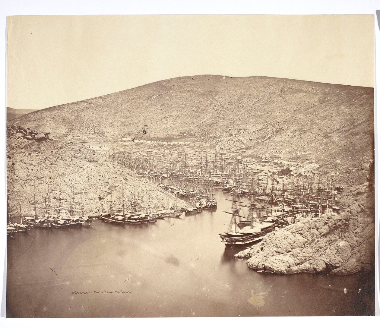“Ingang van de haven van Balaklava” door James Robertson