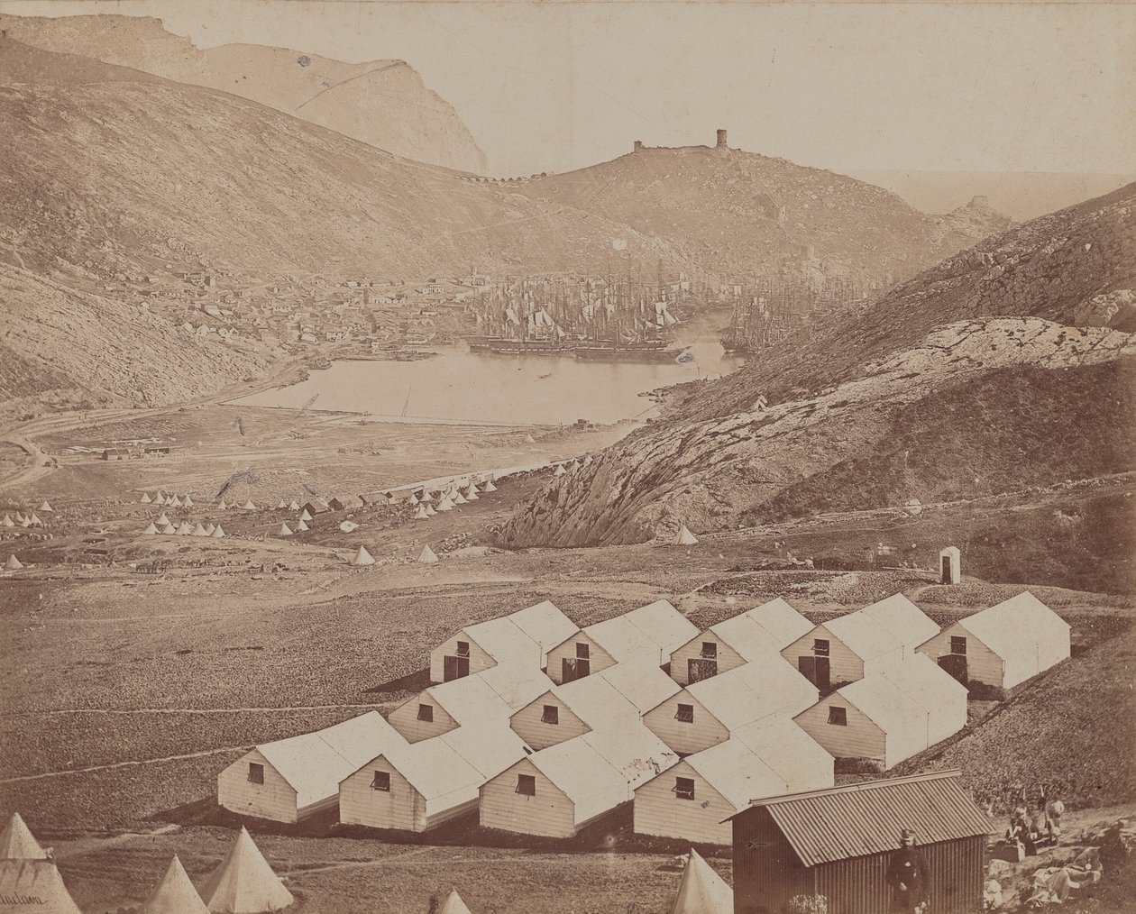 Kamp met Hutten en Balaclava Haven in de Verte door James Robertson