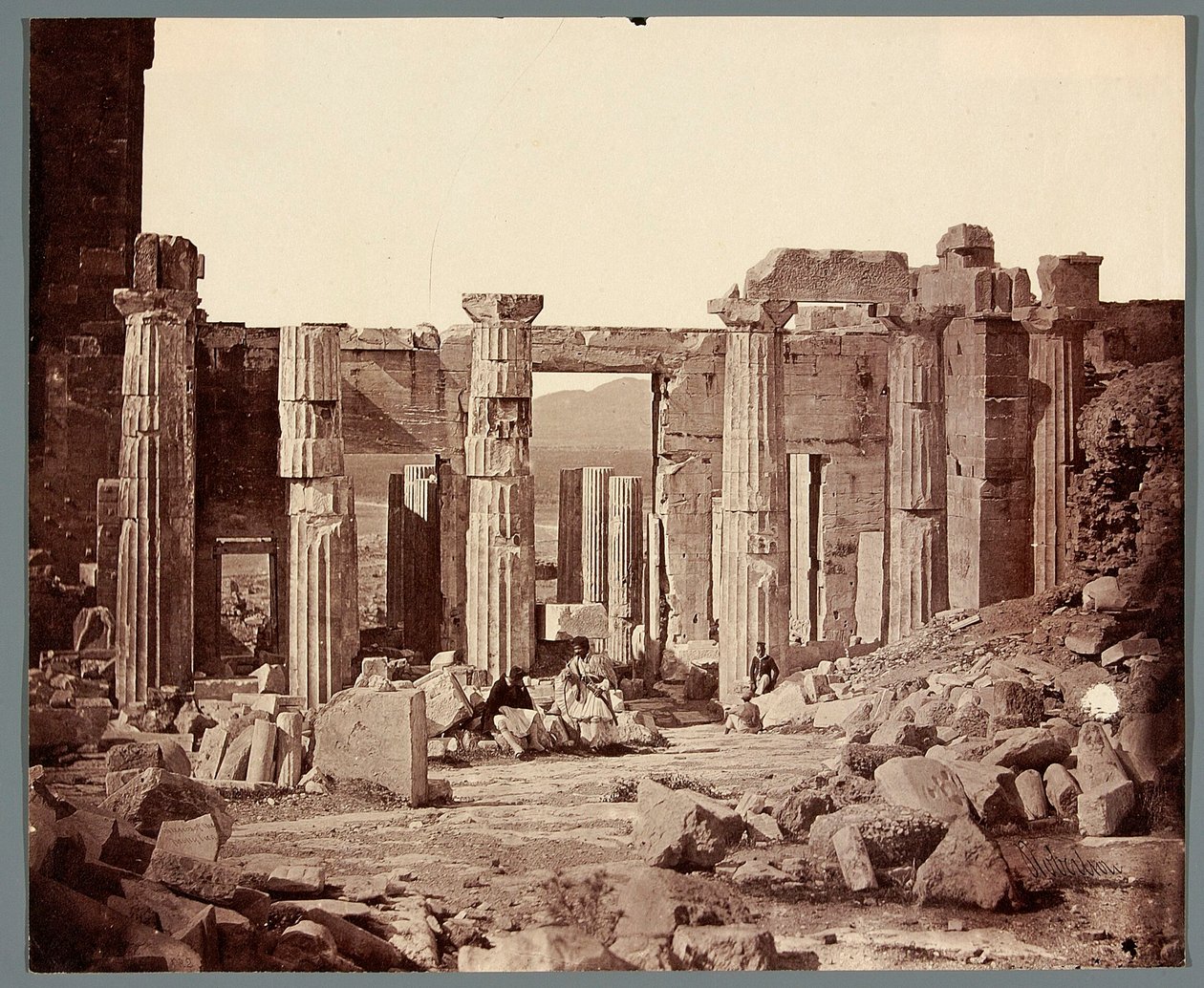 "Interieur van de Propylaeën" [Athene. Akropolis - Propylaeën] door James Robertson