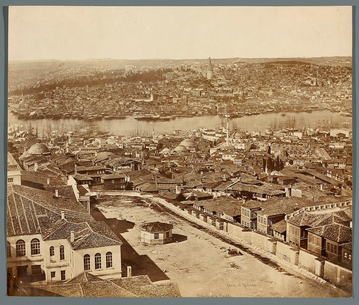 ‘Pera en Galata’ [Istanboel. Stadspanorama - gezicht op de wijken Pera en Galata] door James Robertson