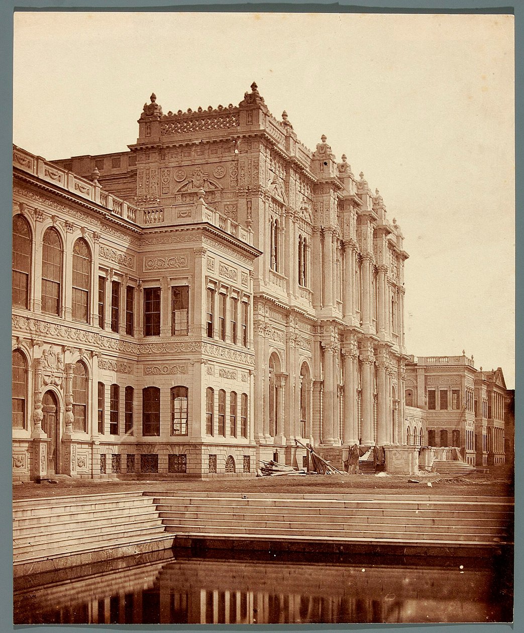 Istanboel. Dolmabahçepaleis [Dolmabahçe Sarayı] door James Robertson