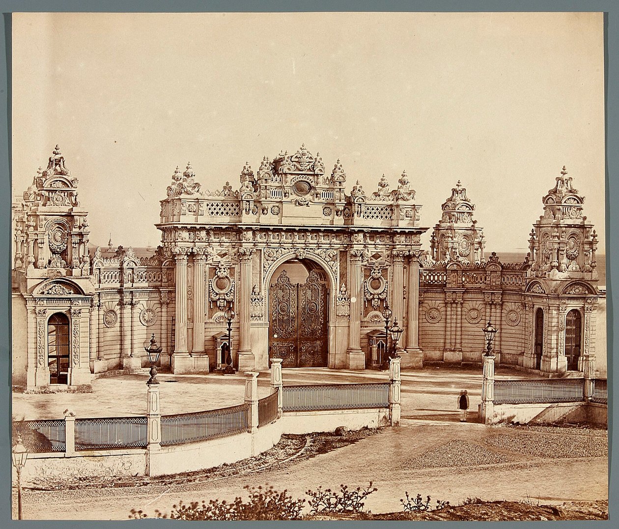 Istanbul. Dolmabahçepaleis - poort door James Robertson