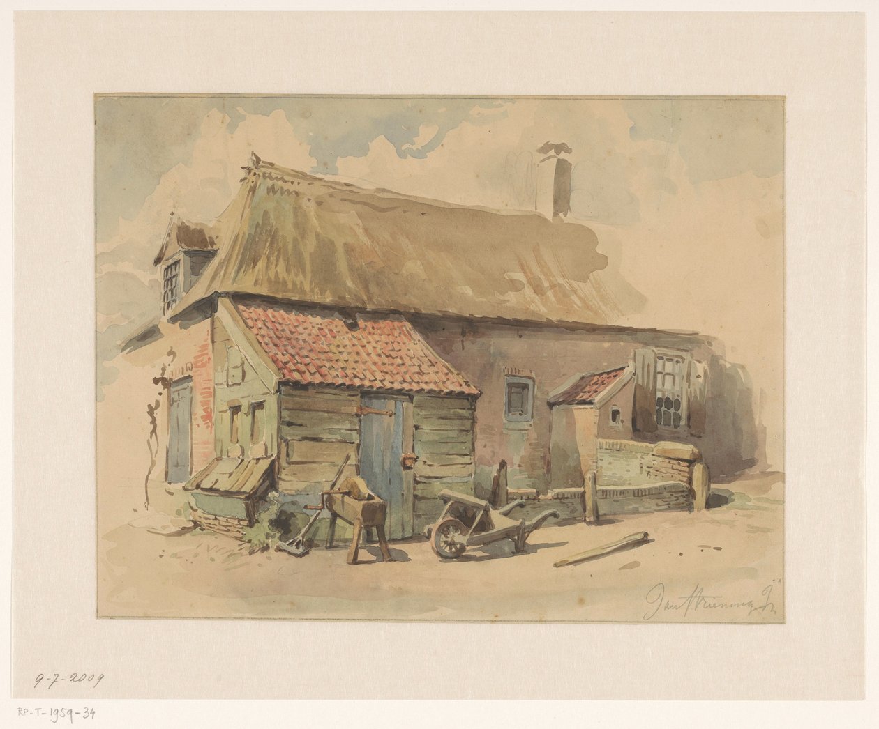 Boerenhuis met houten aanbouw, ervoor een kruiwagen en een slijpsteen door Jan Striening