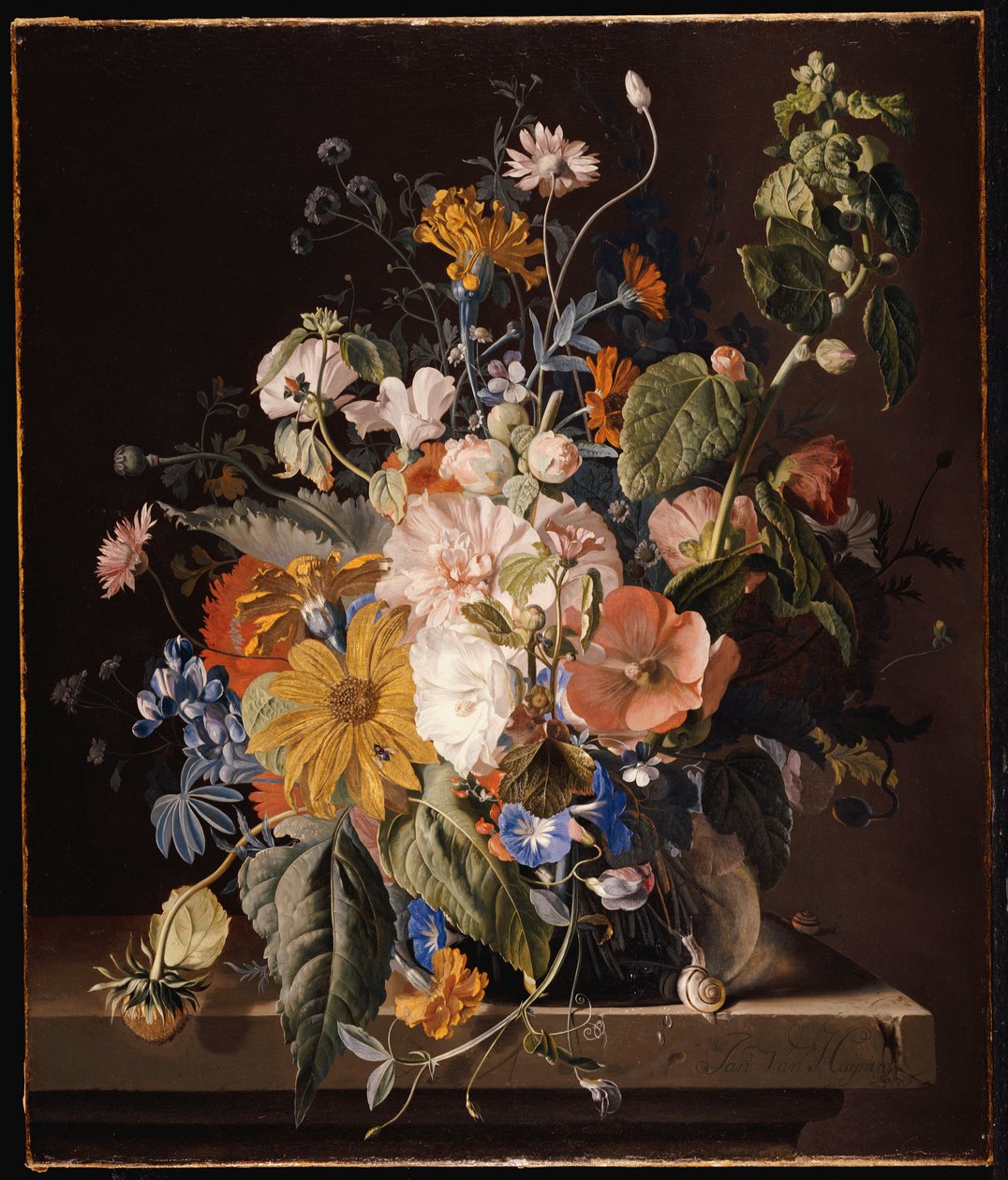 Klaprozen, stokroos, ochtendglorie, viooltje, madeliefjes, lathyrus, goudsbloemen en andere bloemen in een vaas met een slak op een richel door Jan van Huysum