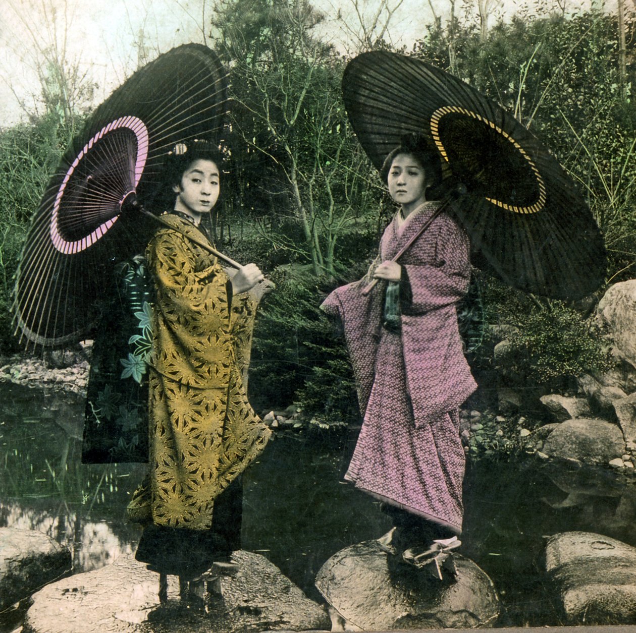 Gekleed voor een regenachtige dag, ca. 1900 door Japanese Photographer