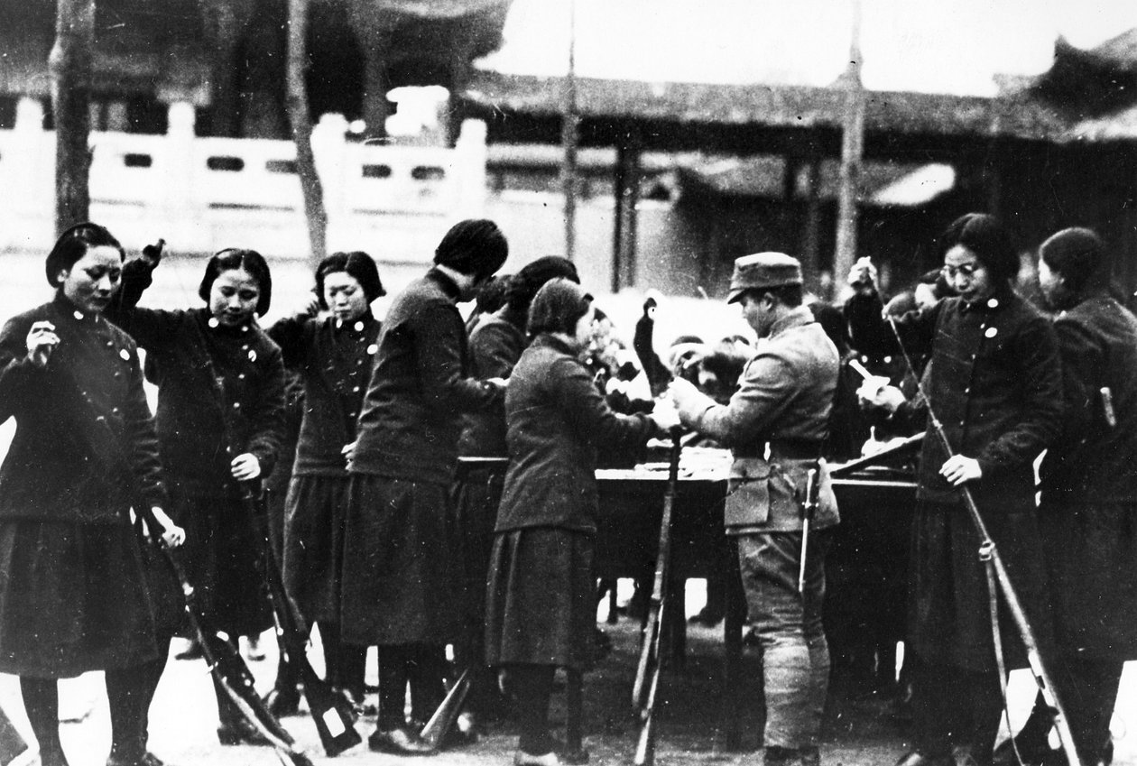 Japanse vrouwen laden geweren, ca. 1920-30 door Japanese Photographer