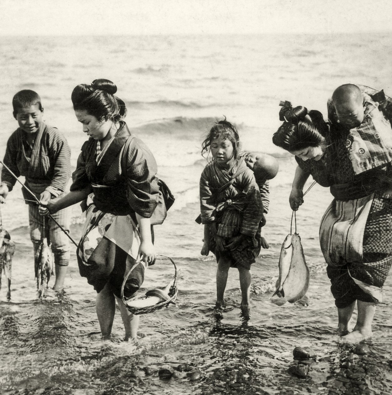 Moeders en kinderen vissen, ca. 1900 door Japanese Photographer