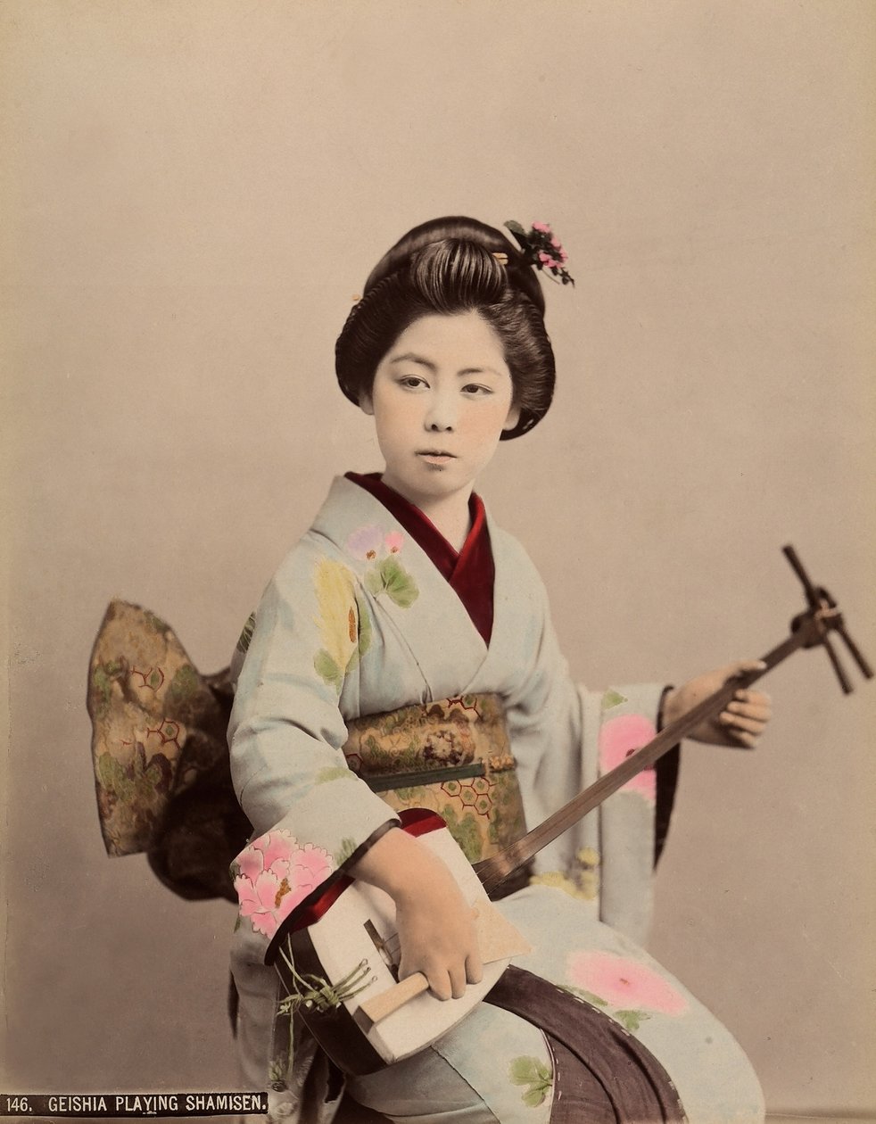 Portret van een geisha die de shamisen speelt, c.1890 (gekleurde foto) door Japanese Photographer