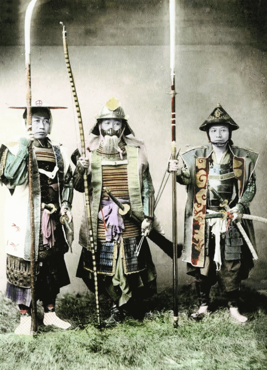Samurai van Oud Japan bewapend met lange boog, stootwapens en zwaarden, 1883 (handgekleurde albuminefoto) door Japanese Photographer