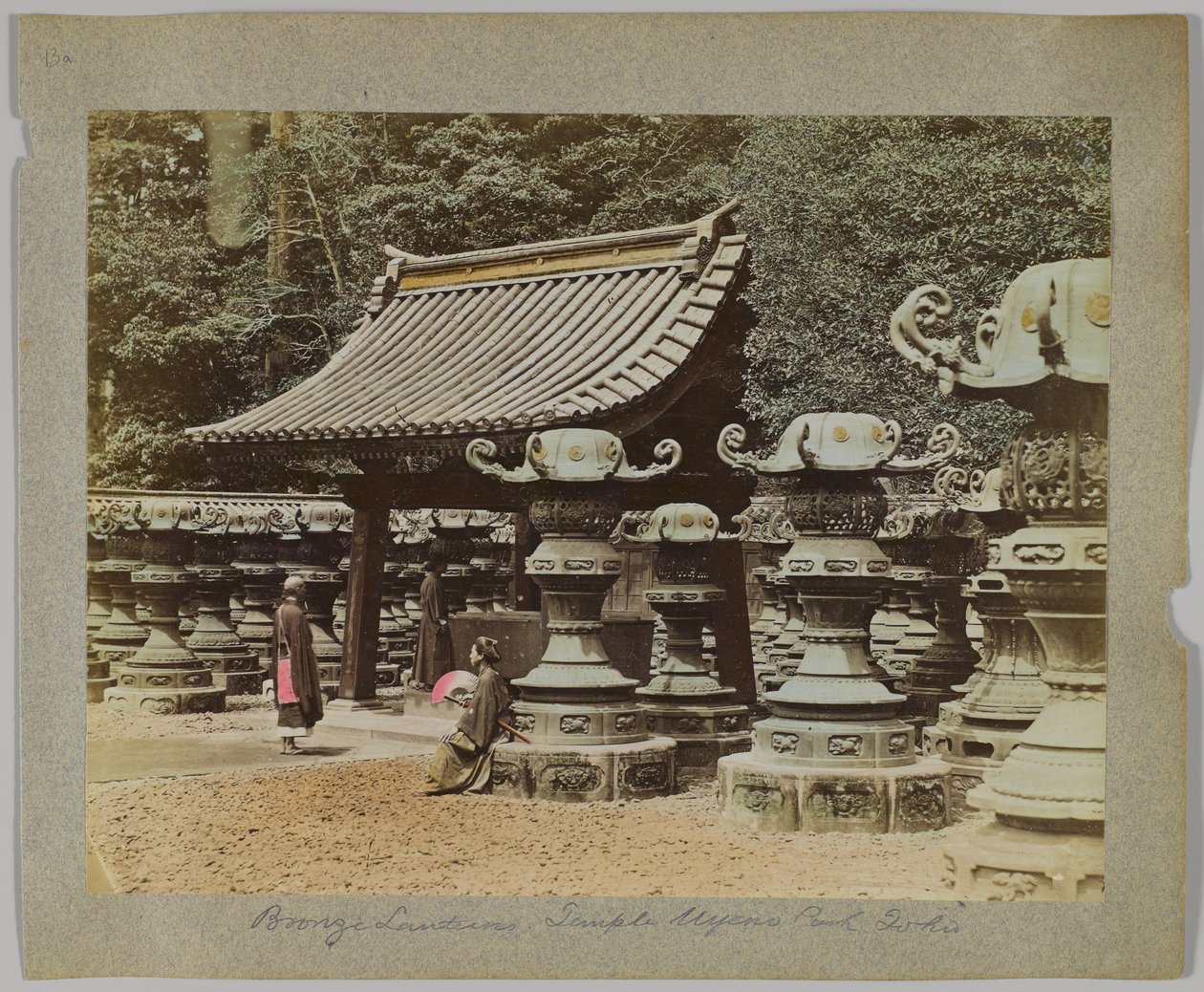 Bronzen Lantaarns buiten de Tempel in Uyeno Park, Tokio, Japan (handgekleurde zwart-wit foto) door Japanese Photographer