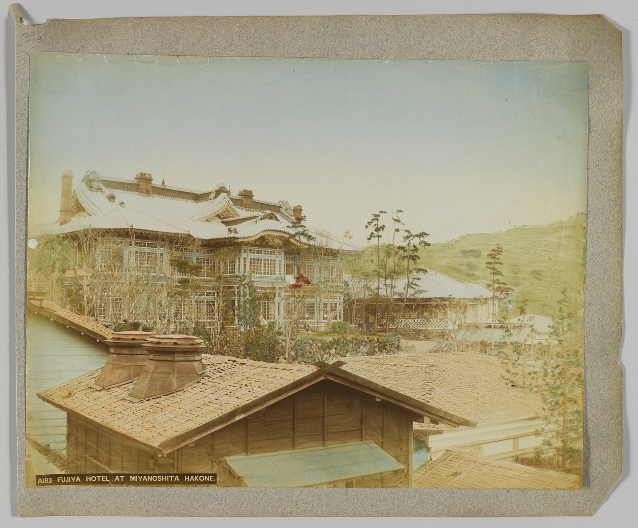 Fujiya Hotel, Miyanoshita, Hakone, Kanagawa Prefectuur, Japan (handgekleurde zwart-wit foto) door Japanese Photographer