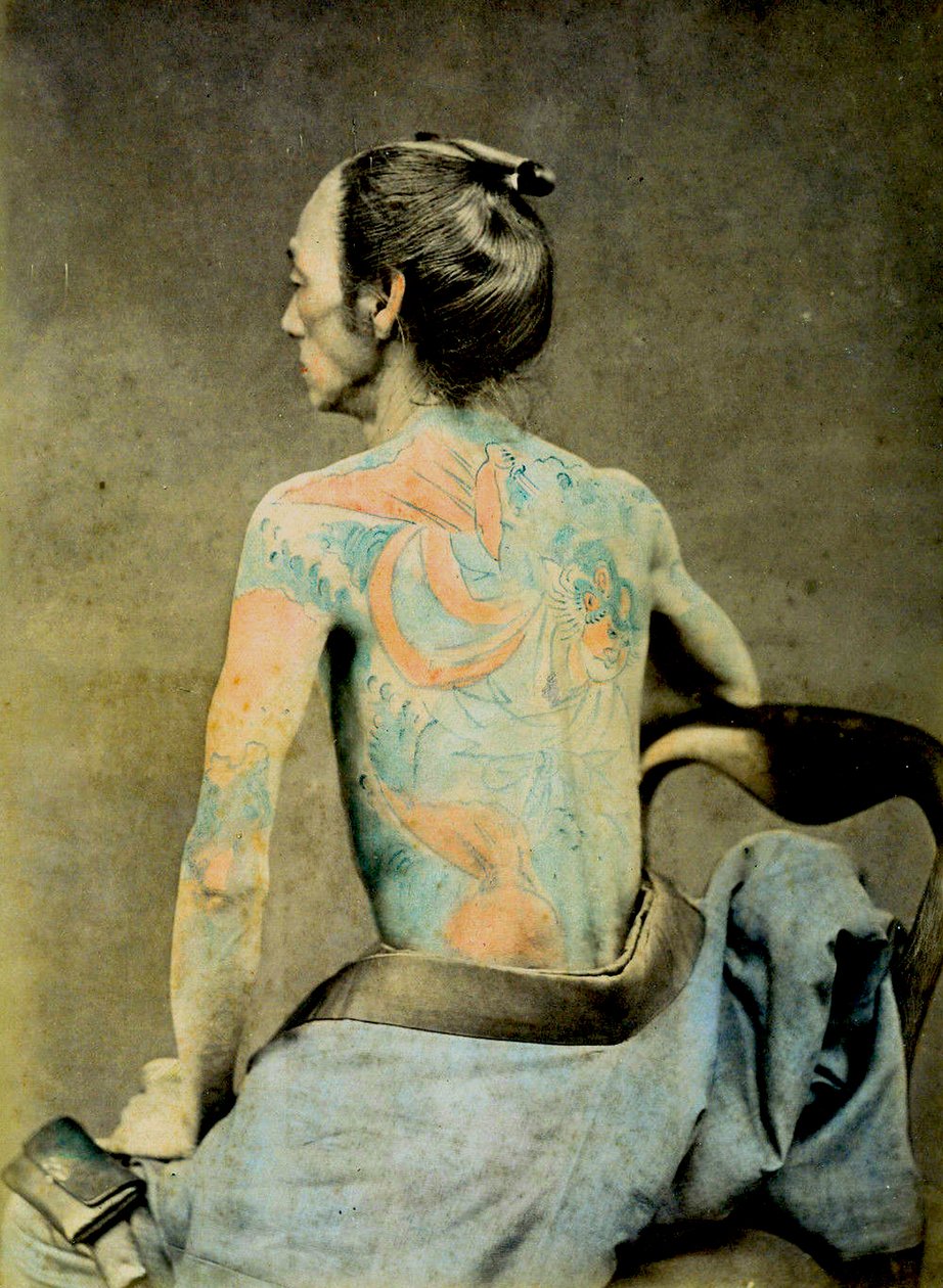 Japanse man met traditionele Irezumi-tatoeages, ca. 1890 door Japanese Photographer