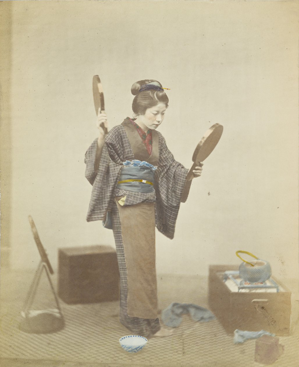 Japanse vrouw met spiegels (handgekleurde zwart-wit foto) door Japanese Photographer