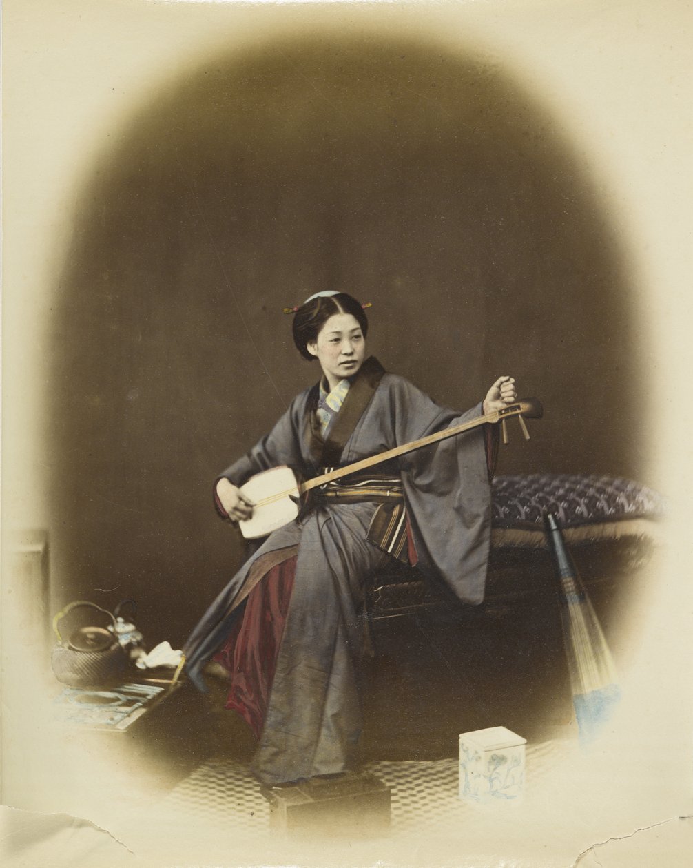 Vrouw die de shamisen speelt door Japanese Photographer