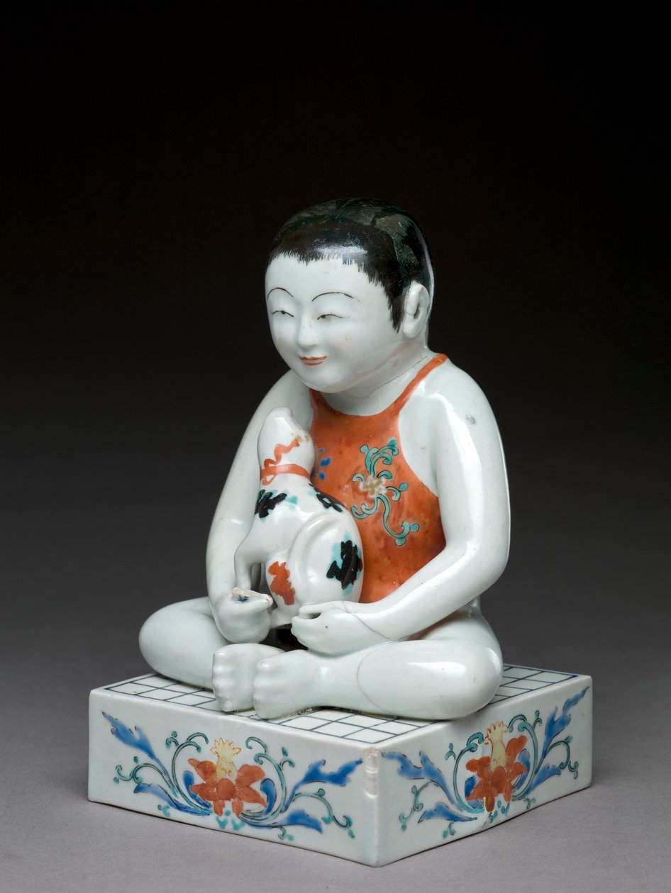 Jongen met een hond zittend op een vierkante shogi-tafel, Kakiemon gerelateerd aardewerk, Japans, 1680-1700 door Japanese School
