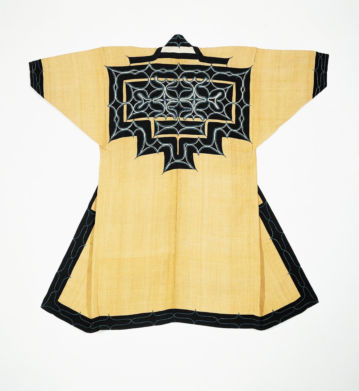 Ceremoniële mantel (attush) van de Ainu bevolking met traditionele Ainu motieven, kettingsteek borduurwerk, iepenbast, wol en katoen door Japanese School