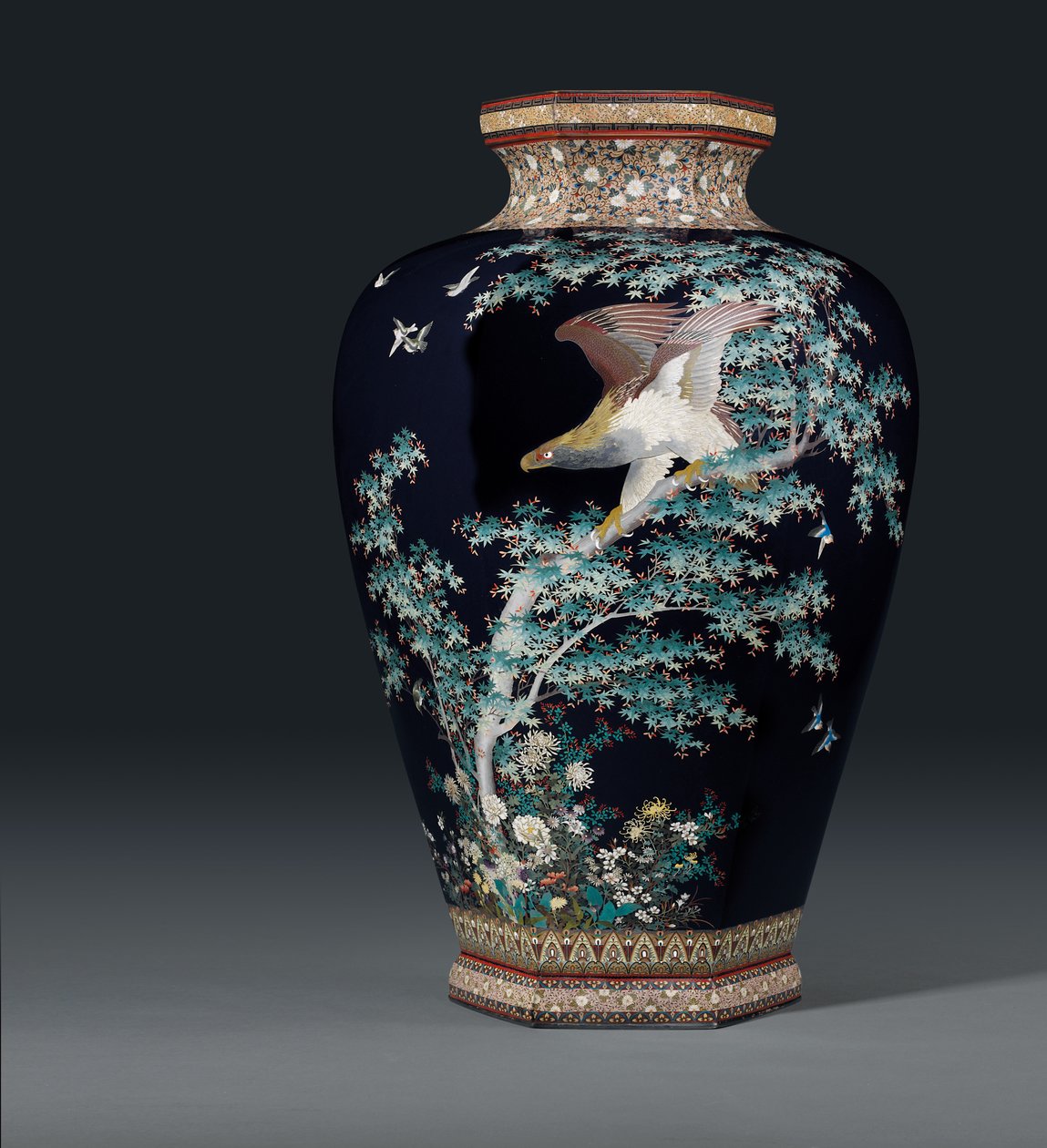 Cloisonne vaas, merk van de Hayashi Chuzo werkplaats, Meiji periode, late 19e eeuw door Japanese School