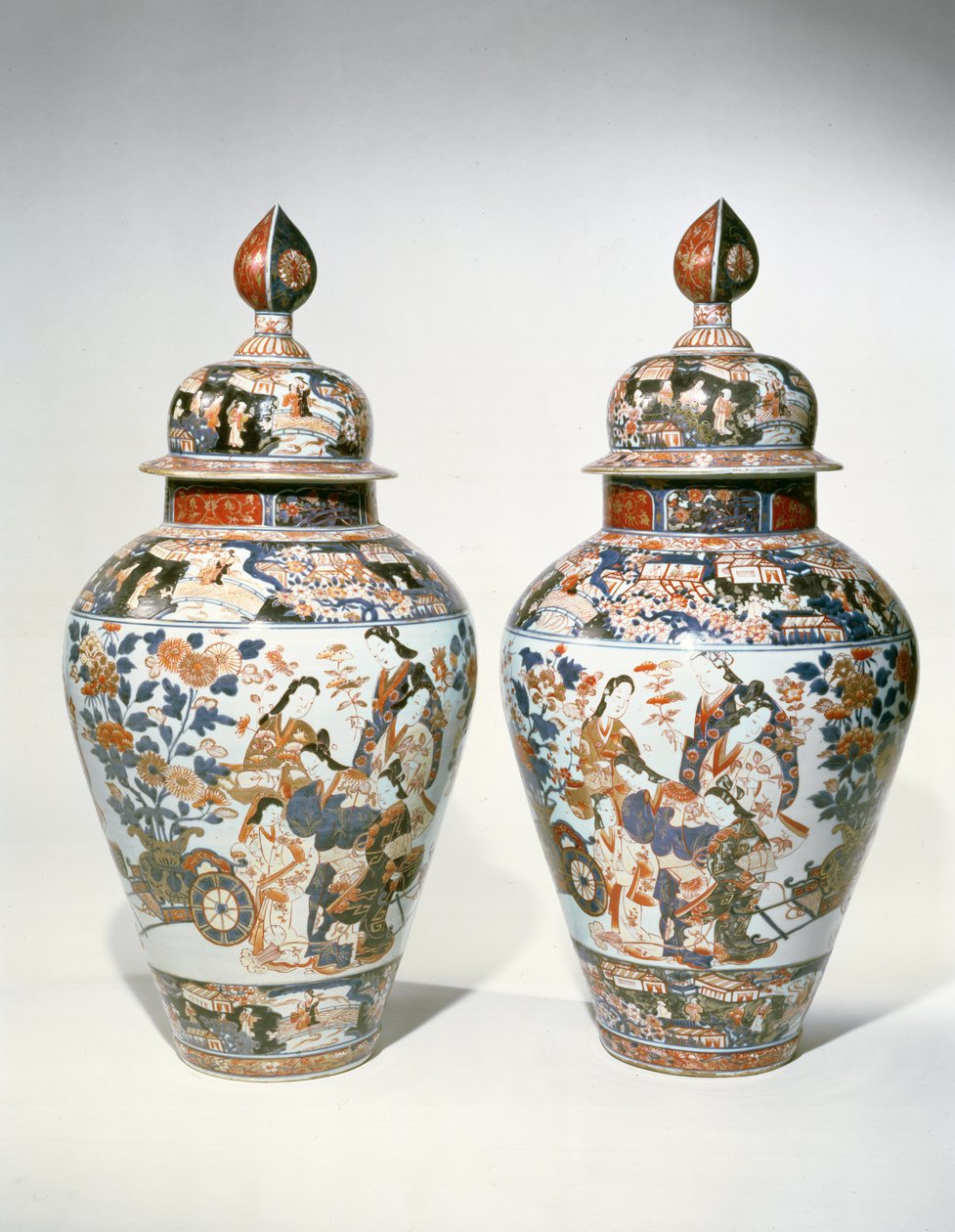 Paar Imari balustervazen en deksels door Japanese School