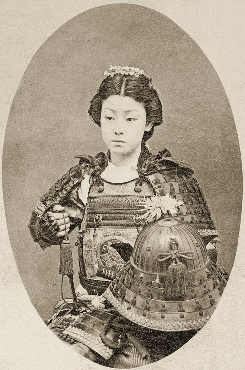 Portret van een vrouwelijke krijger met bloemen in haar haar, ca. 1895 door Japanese School
