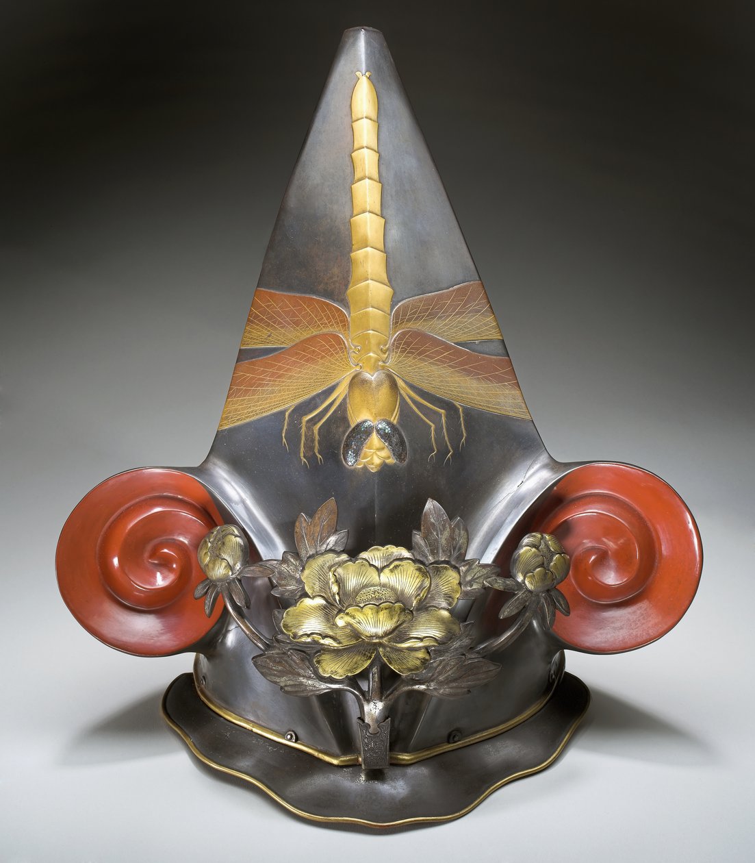 Theatrale helm voor het Kabuki Theater (lak over stof met messing  schelp inleg) door Japanese School