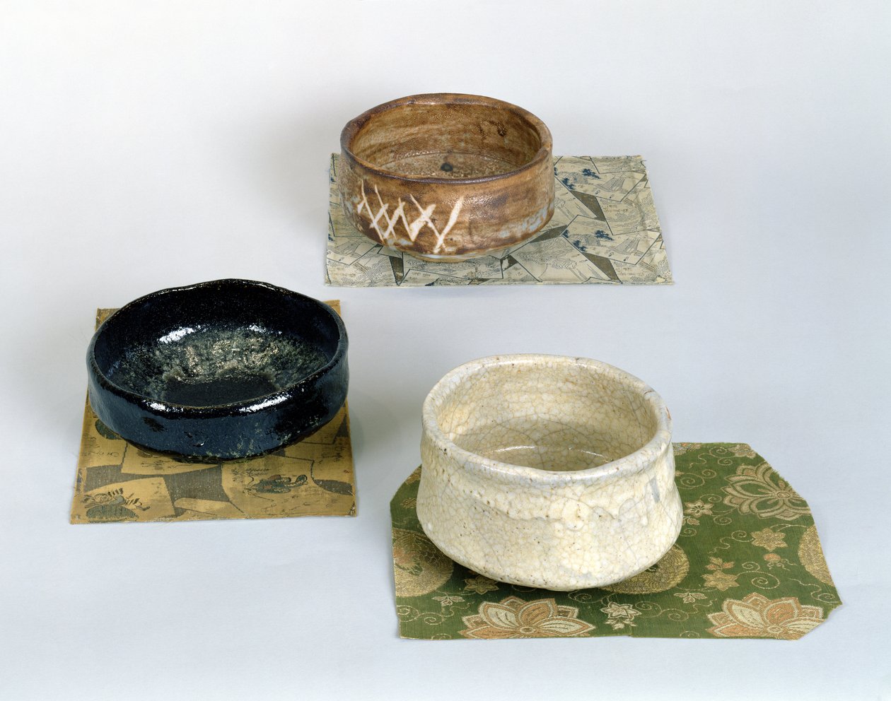 Drie chawans gebruikt voor theeceremonies, ca. 1800 door Japanese School