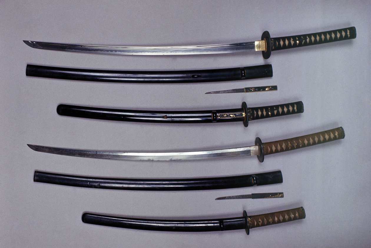 Boven: een katana, Japanse zwaard en zijn schede, wakizashi, Japanse kort zwaard in zijn schede, kleine Kokatawa dolk opgeborgen in dezelfde schede. alle drie zijn uit de 18e eeuw. de onderste zijn uit de 17e eeuw door Japanese School