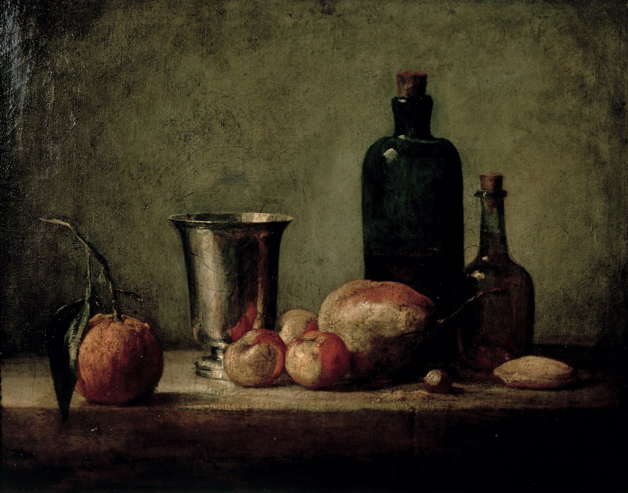 Stilleven met zilveren beker, fruit en flessen op een tafel door Jean Baptiste Simeon Chardin
