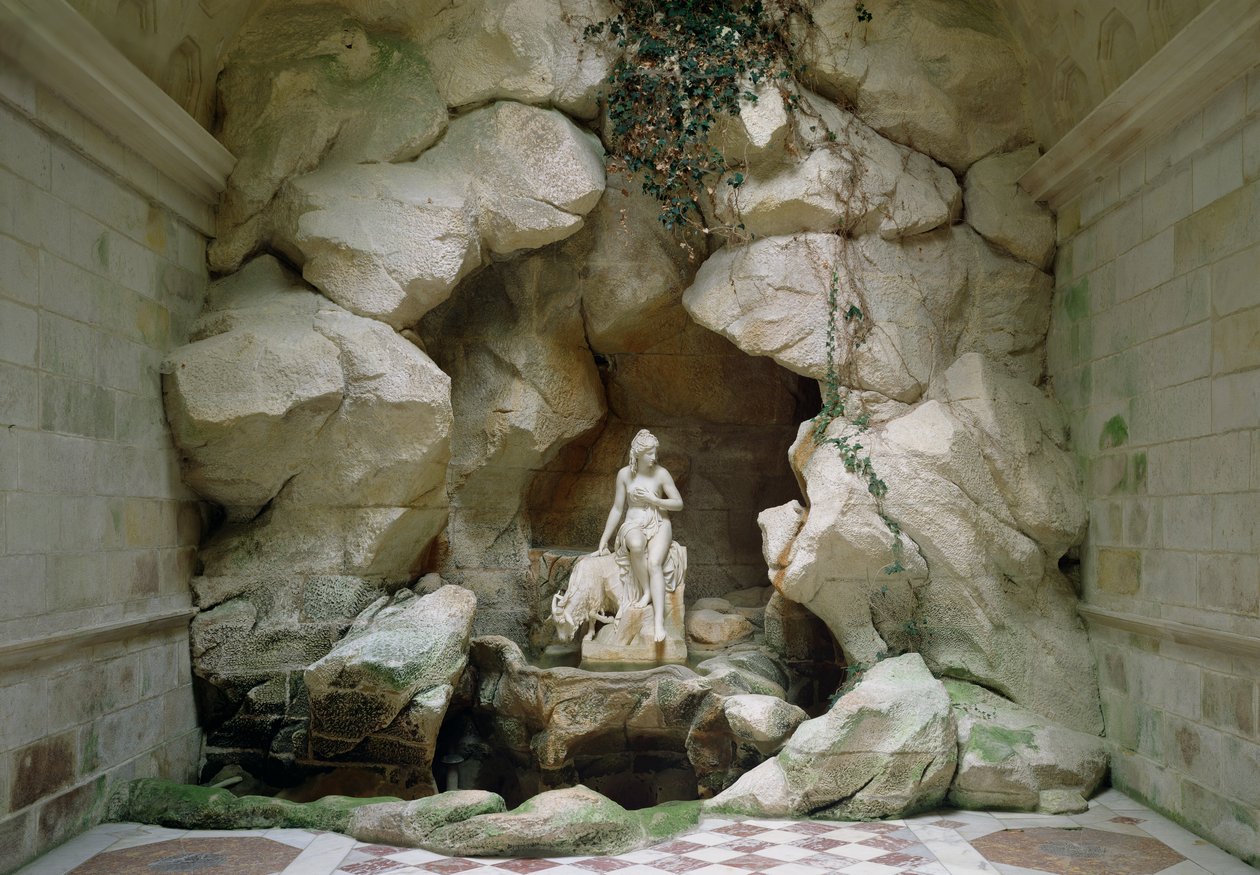 De Grot van de Laiterie de la Reine, gebouwd in 1785 (foto) door Jean Thevenin
