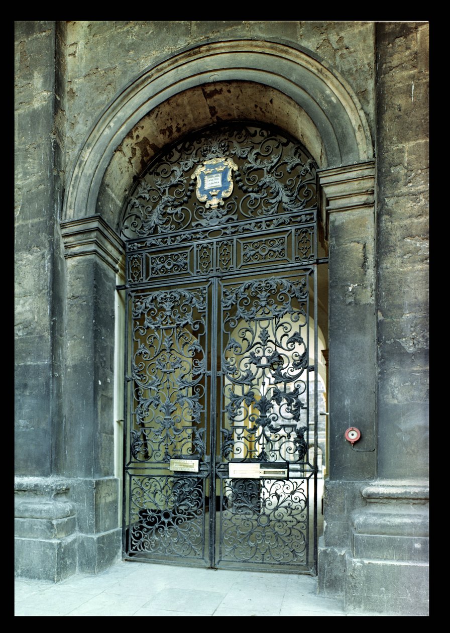 Poorten, bovenlichtpaneel en overkapping van het Clarendon Building, Oxford, c.1710 door Jean Tijou