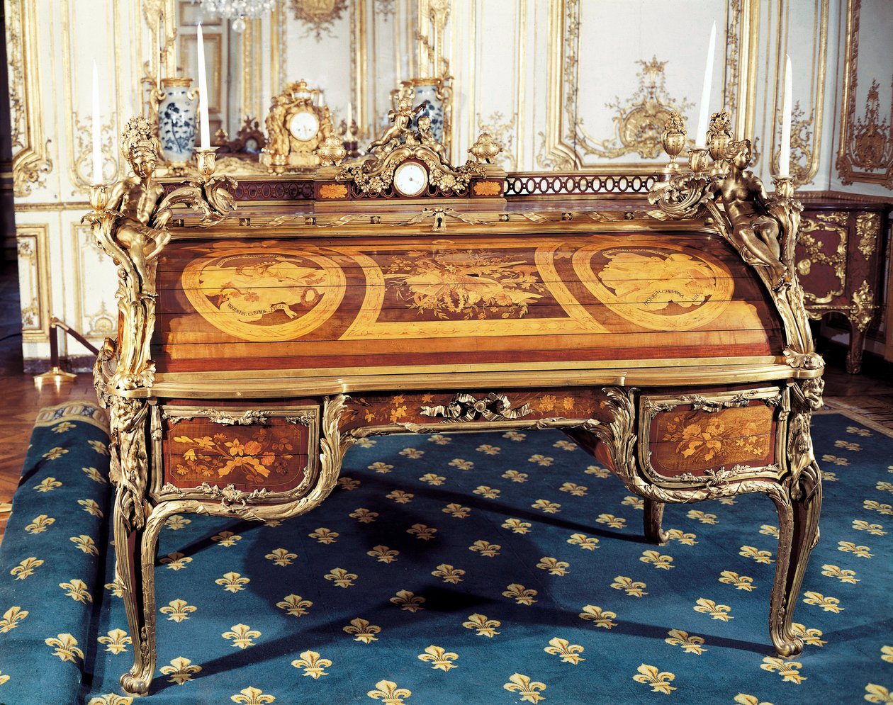 Louis XV stijl: Het kantoor van de koning (foto) door Jean Henri Riesener