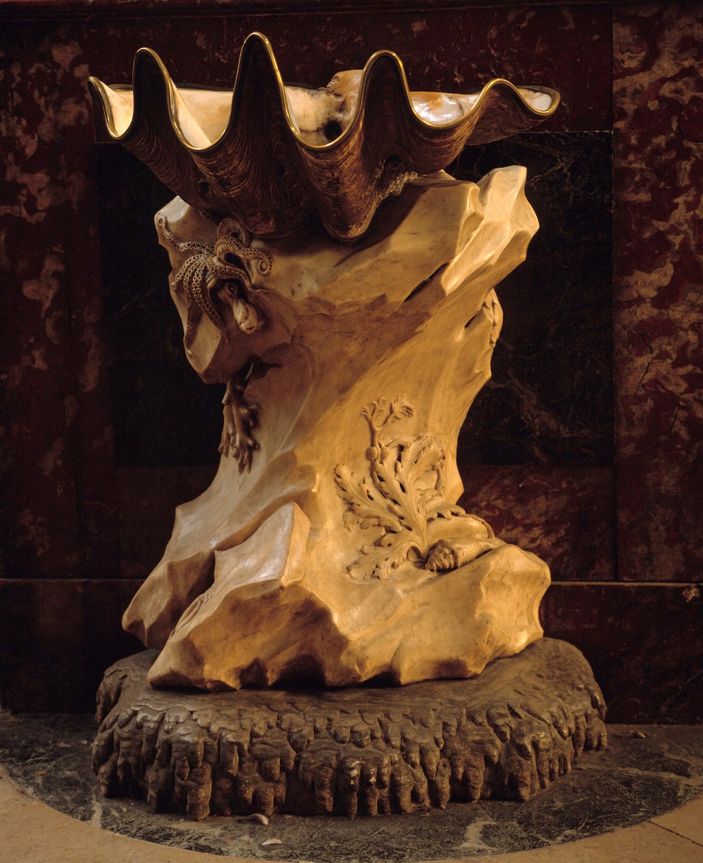 Wijwaterbak in de vorm van een schelp op rots, gemaakt door Jean Baptiste Pigalle (1714-1785) 1745 Parijs, Kerk Saint Sulpice door Jean Baptiste Pigalle