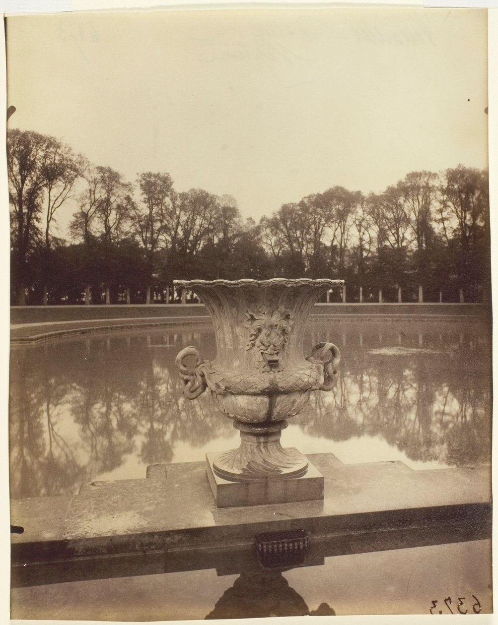 Versailles, Bassin de Neptune door Jean Eugène Auguste Atget